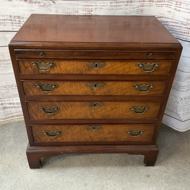 VTG/ANTIQUE BEACON HILL COLLECTION Georgian Style Bachelor Chest 28.5"H x 25.75W