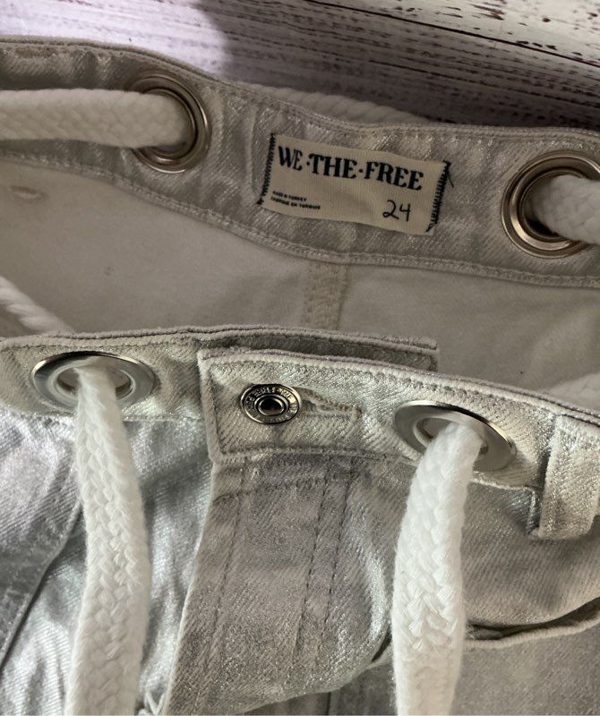 Women's We the Free Moxie Metallic Silver Low-Slung Barrel Silver Jeans Size 24