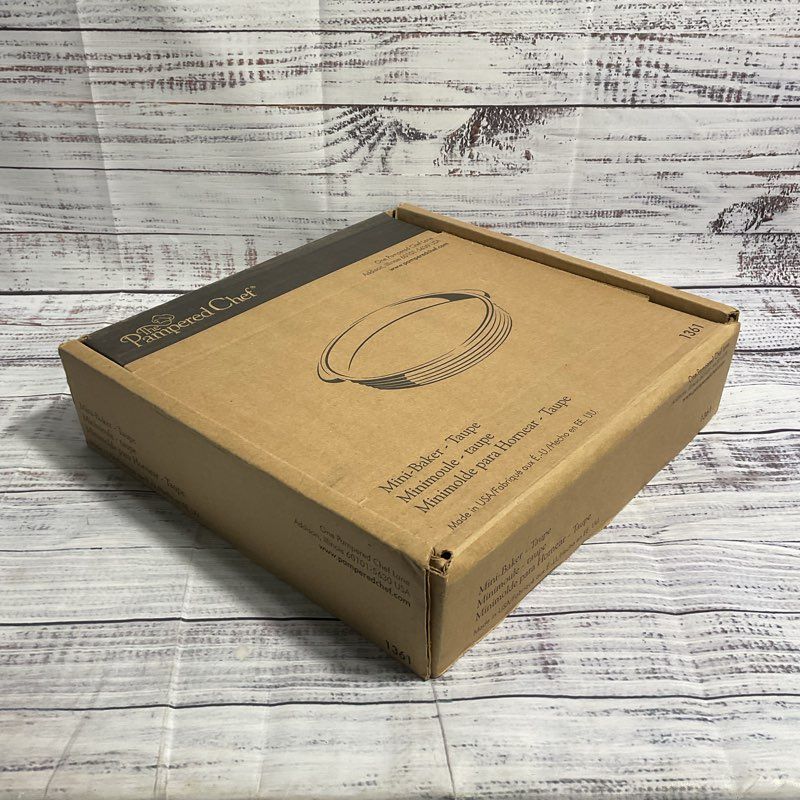 NIB The Pampered Chef Family Heritage Stoneware 8" Taupe Mini Baker #1361