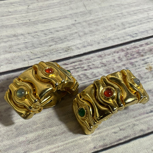 VTG. Gold Tone Gripoix Glass Cabochon Clip On Earrings