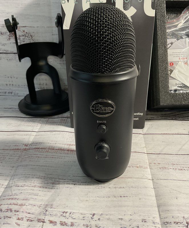 BLUE Blue Yeti Blackout USB Microphone A00132
