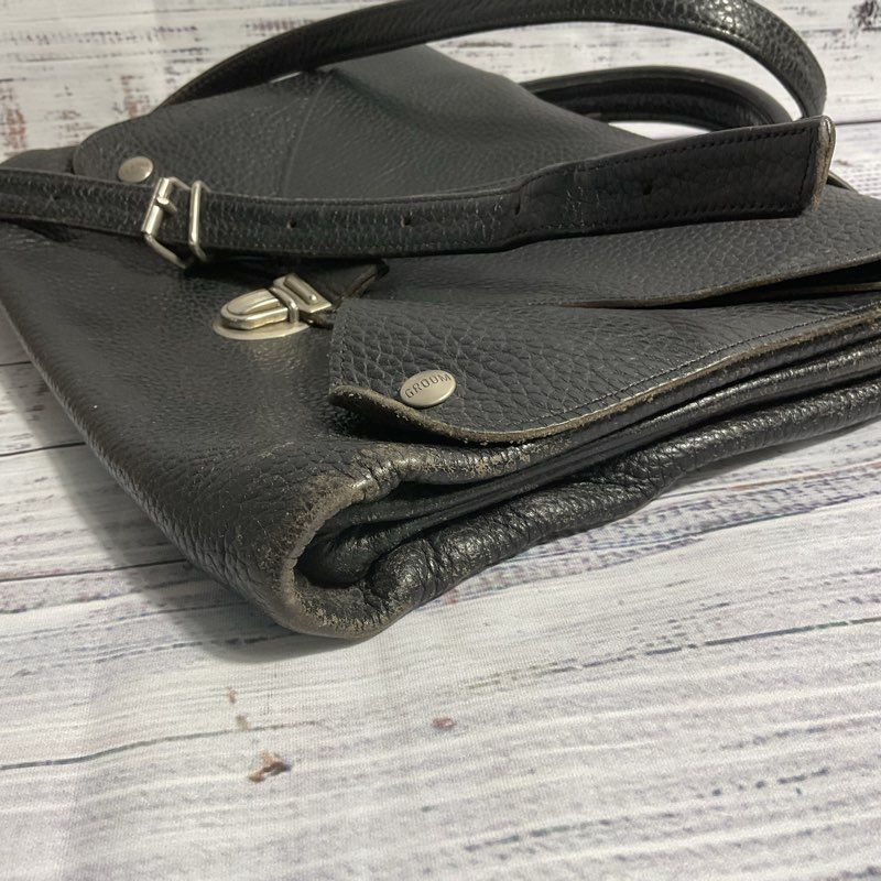 VTG. Groom 3 Compartment Black Pebbled Leather Crossbody Shoulder Bag Purse