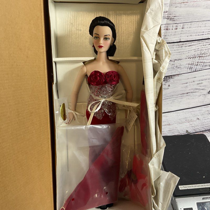 ASHTON DRAKE Galleries Madra by MEL ODOM Scarlett Temptress Porcelain Doll