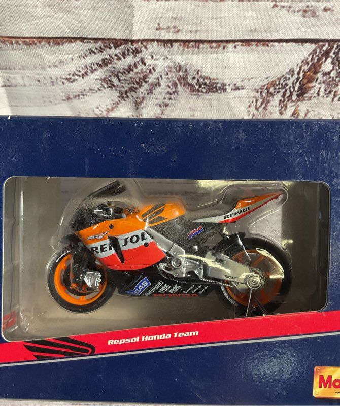 Maisto Repsol Honda RC211V Moto GP #4 Alex Barros 1:18 Diecast 2004