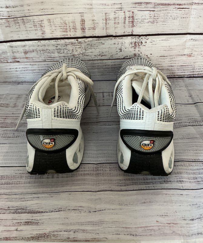 Men's Nike Air Max dn White W/black Stitching Sneaker Size 10