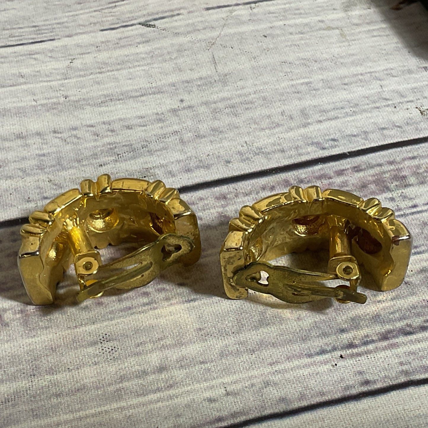 VTG. Gold Tone Gripoix Glass Cabochon Clip On Earrings