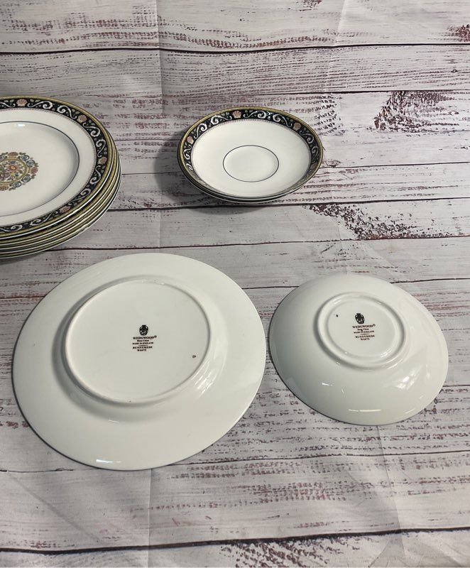 Wedgwood Runnymede 6 Appetizer Plates & 3 Saucers Bone China England W4472