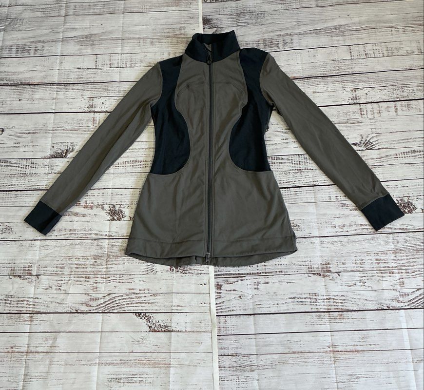 Women's Lululemon Lot of 9 Leggings, Sports bras and Jacket Size 6