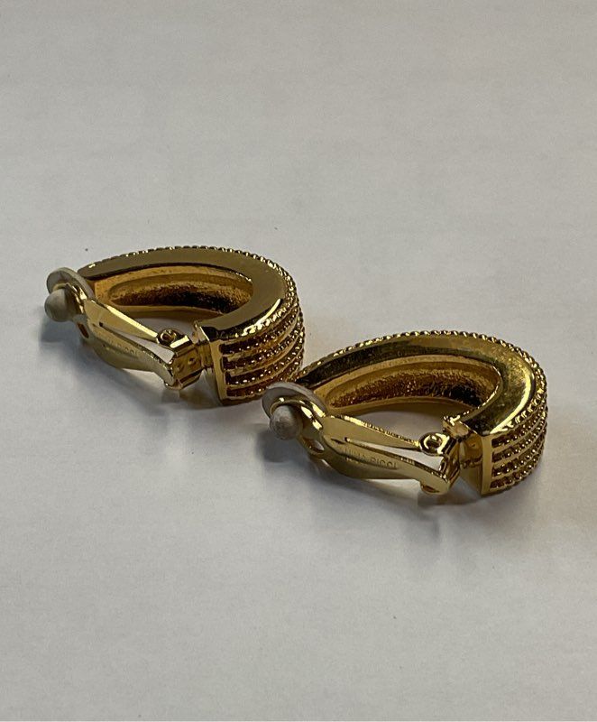 NINA RICCI God Tone Vintage Clip On Earrings