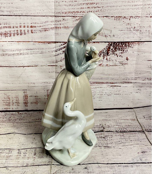 Lladró Shepherdess with Ducks 4568 Fulgencio García 9" Porcelain Figurine
