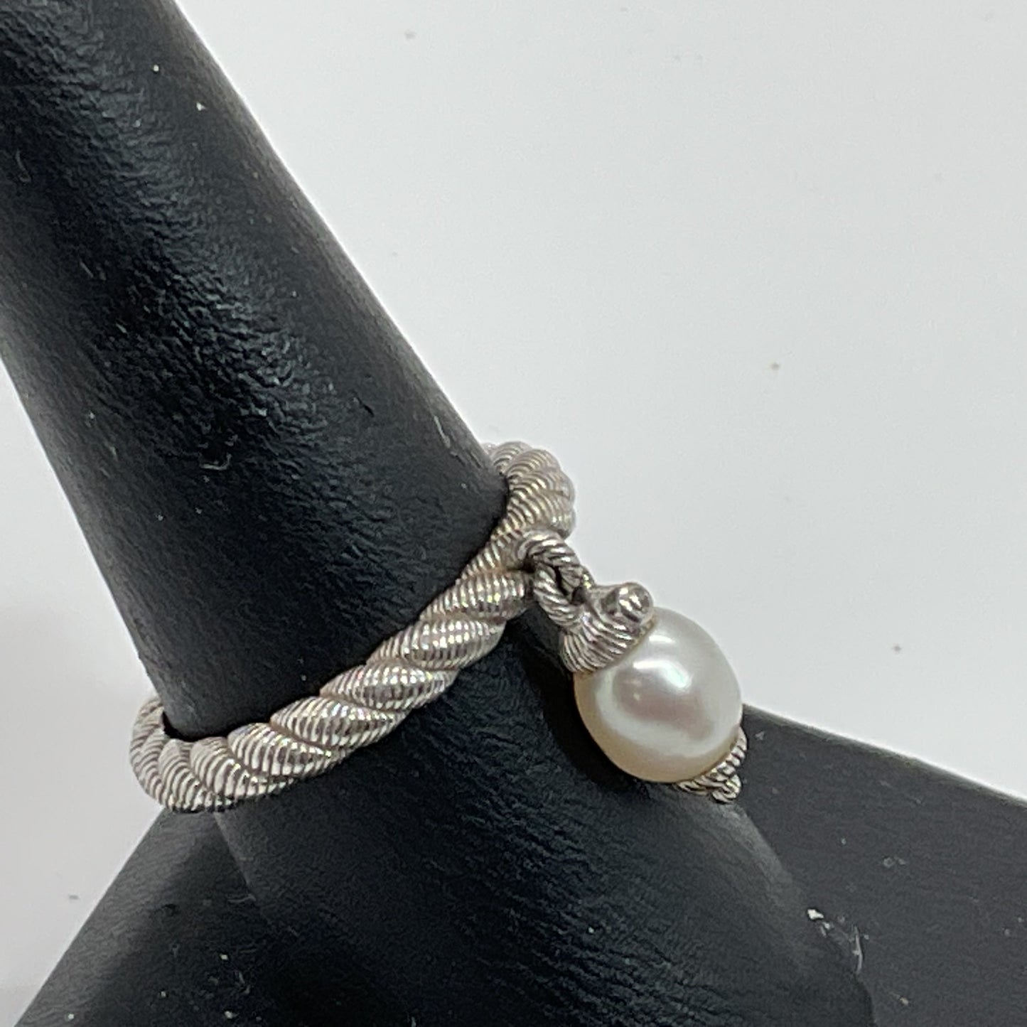 JUDITH RIPKA Sterling Silver Rope Band Pearl Dangle Charm SZ 8 Ring- 4.14g