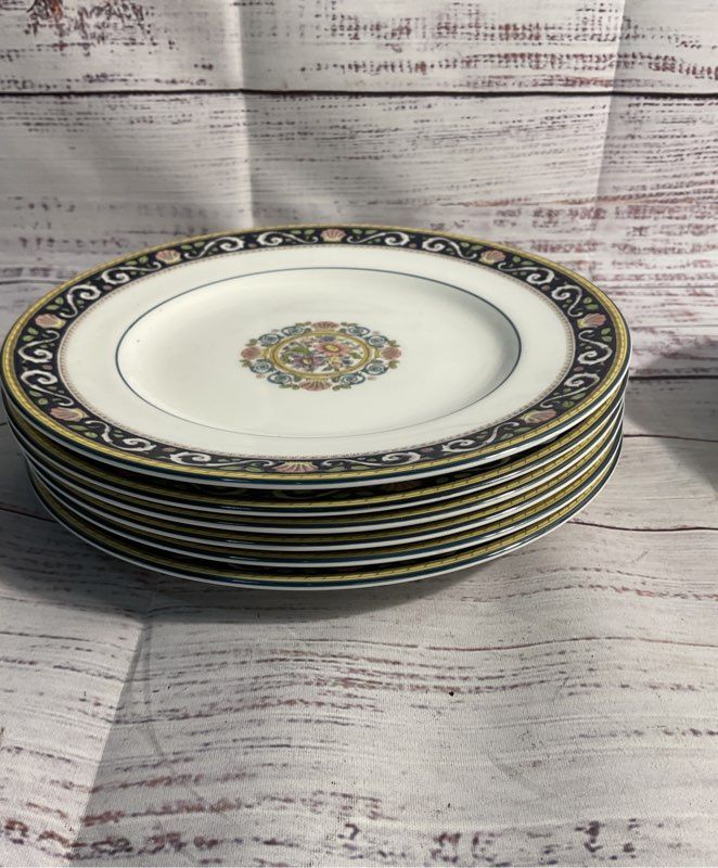Wedgwood Runnymede 6 Appetizer Plates & 3 Saucers Bone China England W4472