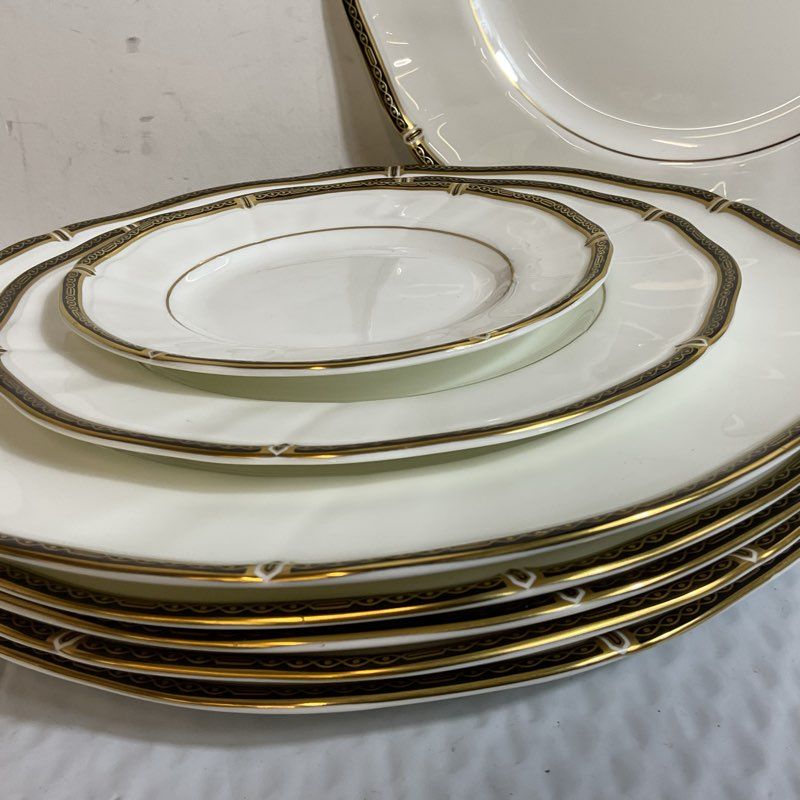 WEDGEWOOD Windsor Black 6 Dinner Plates, 1 Salad Plate, 1 Bread Plate- 8 Pieces