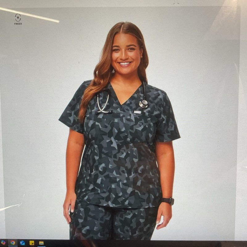 NWT Figs Freex Lined Catarina One Pocket Scrub in Dark Green Camo - Size M