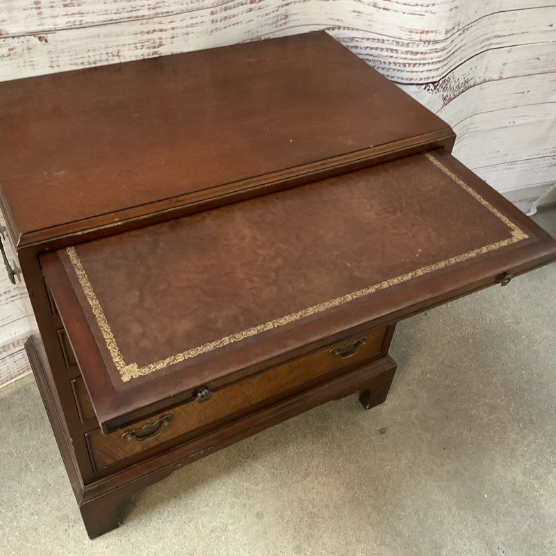 VTG/ANTIQUE BEACON HILL COLLECTION Georgian Style Bachelor Chest 28.5"H x 25.75W