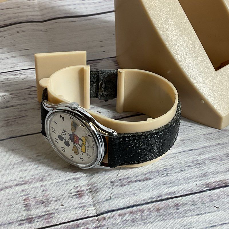 VTG. LORUS Mickey Mouse Quartz Watch with Original Case (DAMAGED BAND)