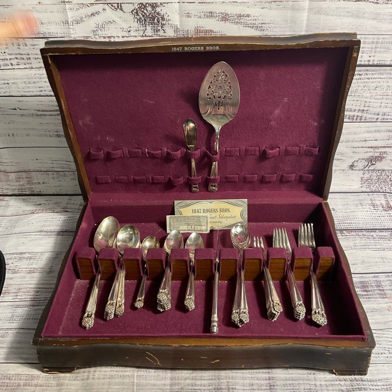 VTG. 1847 Roger Bros Eternally Yours 43 pc Epns Silver Plate Flatware Set + Case