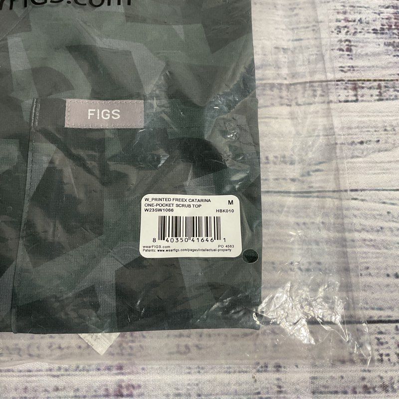 NWT Figs Freex Lined Catarina One Pocket Scrub in Dark Green Camo - Size M