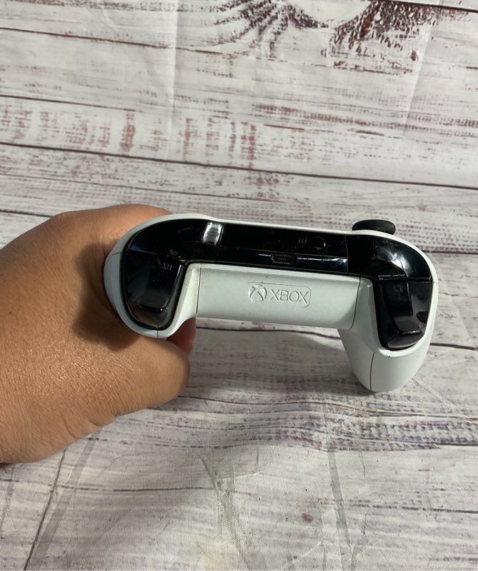 Microsoft Xbox One Wireless Controller Model 1708 White