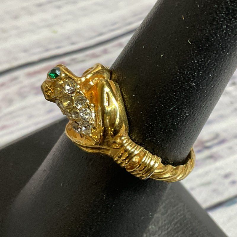 VTG. DAC Gold Tone Rhinestone Frog Ring- SZ 7 (MISSING 1 GREEN STONE)