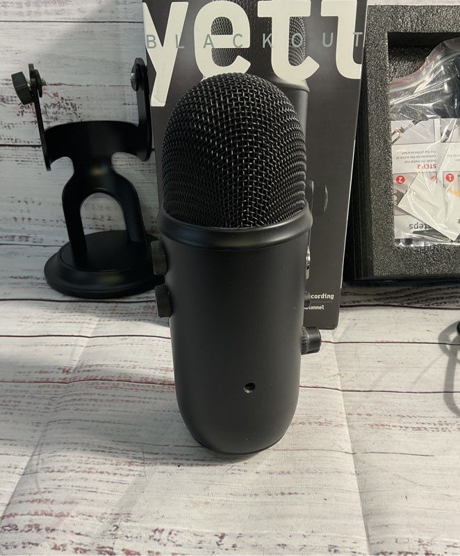 BLUE Blue Yeti Blackout USB Microphone A00132