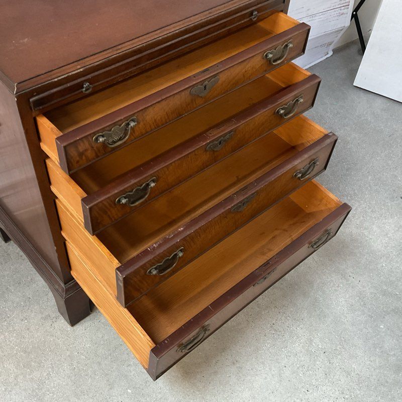 VTG/ANTIQUE BEACON HILL COLLECTION Georgian Style Bachelor Chest 28.5"H x 25.75W