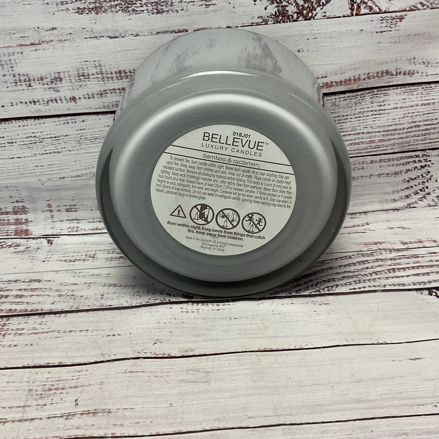 Bellevue Luxury Bamboo & Cyclamen 40 Oz Ounce 4 Wick Scented Candle New 1 of 3