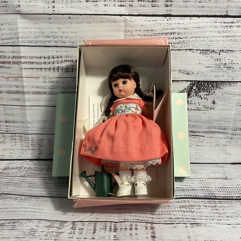 VTG. 2002 Madame Alexander How Does Your Garden Grow 34085 Doll NIB