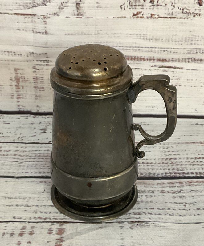 Middletown Vintage Quadruple Plated Silver Engraved Pepper Shaker