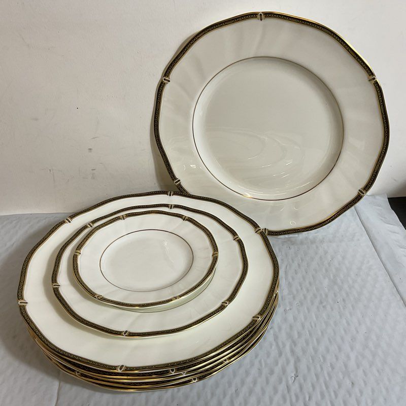 WEDGEWOOD Windsor Black 6 Dinner Plates, 1 Salad Plate, 1 Bread Plate- 8 Pieces
