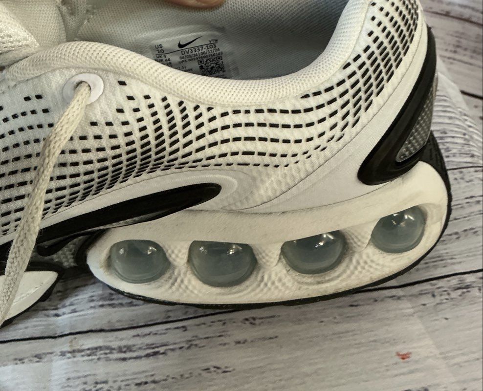Men's Nike Air Max dn White W/black Stitching Sneaker Size 10