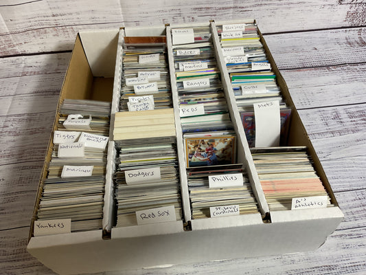 LOT OF 900+ MLB Baseball Cards