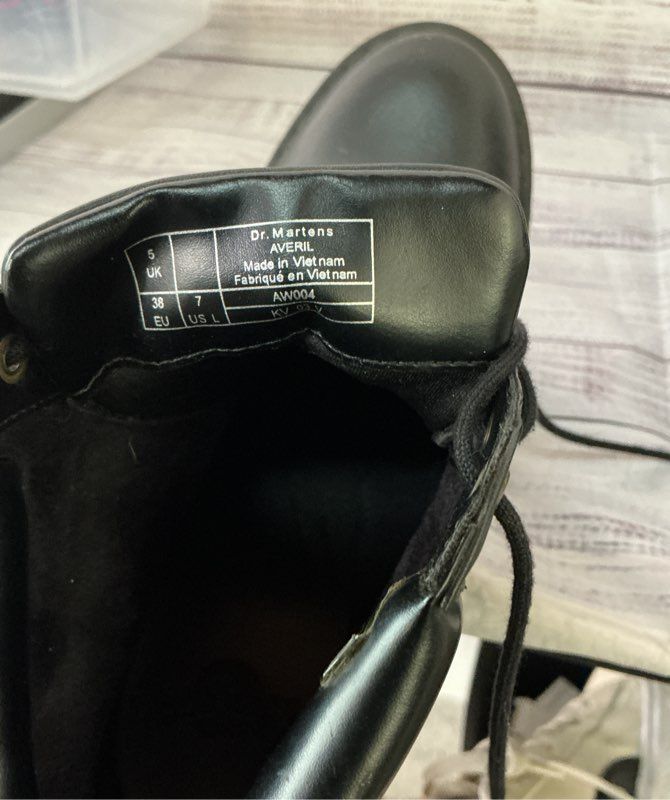 NWOB Women's Dr. Martens Black Averil Ankle Heeled Boots Size 7 Retail $170