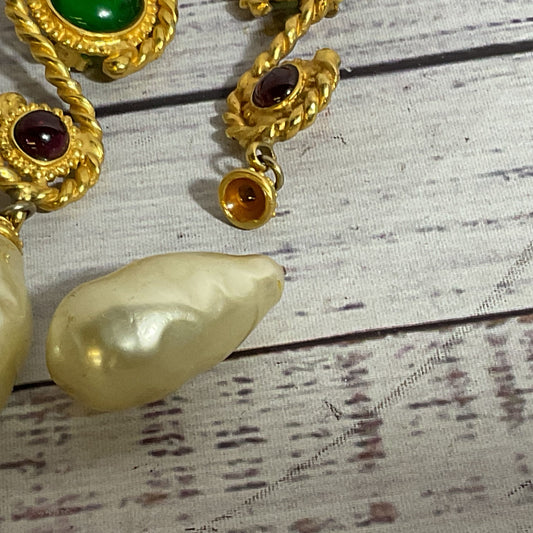 VTG. DEANNA HAMRO Gold Tone Gripoix Faux Pearl Drop Earrings- 4.25"