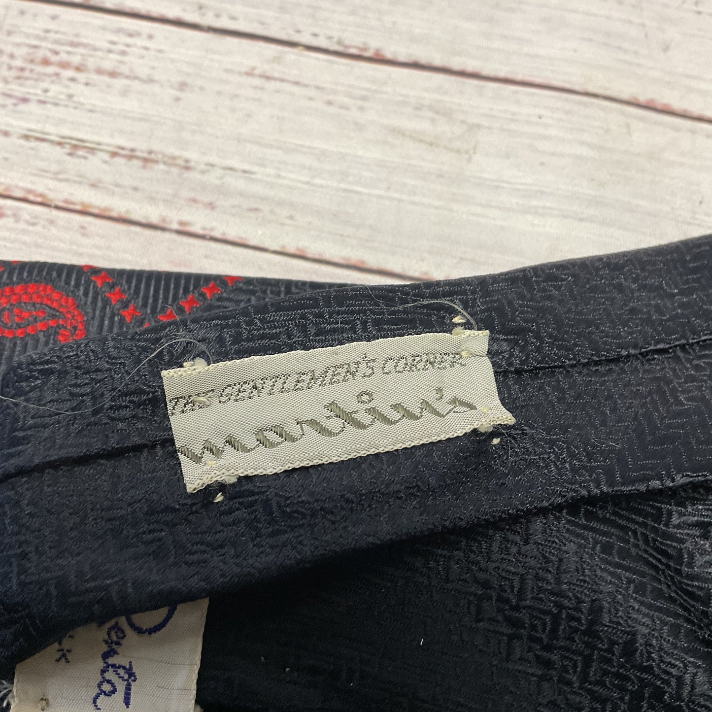 Oscar De La Renta Black Red Paisley Design Imported Silk Neck Tie - Size 54"