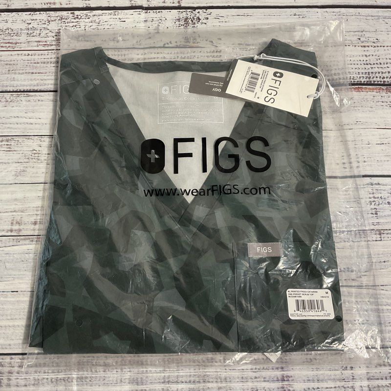 NWT Figs Freex Lined Catarina One Pocket Scrub in Dark Green Camo - Size M