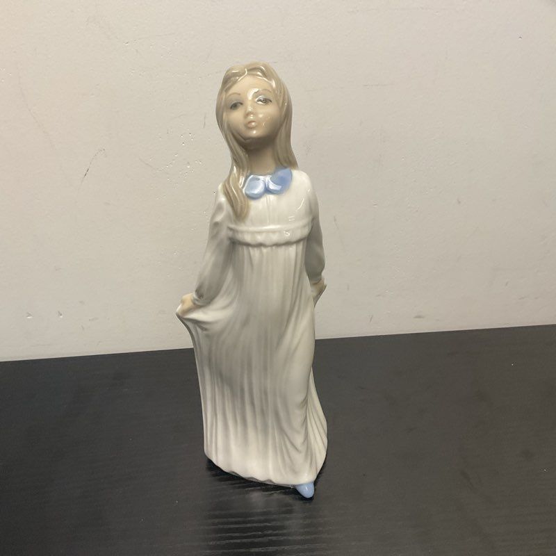 Tengra Spain Porcelain Woman Girl In White Down Figure Figurine