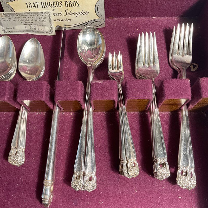 VTG. 1847 Roger Bros Eternally Yours 43 pc Epns Silver Plate Flatware Set + Case