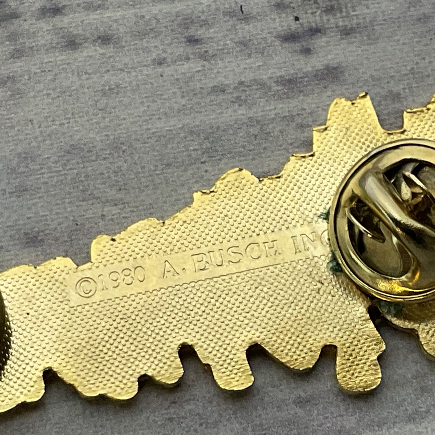 VINTAGE ANHEUSER BUSCH Clydesdales Horses Wagon Vintage Lapel Pin