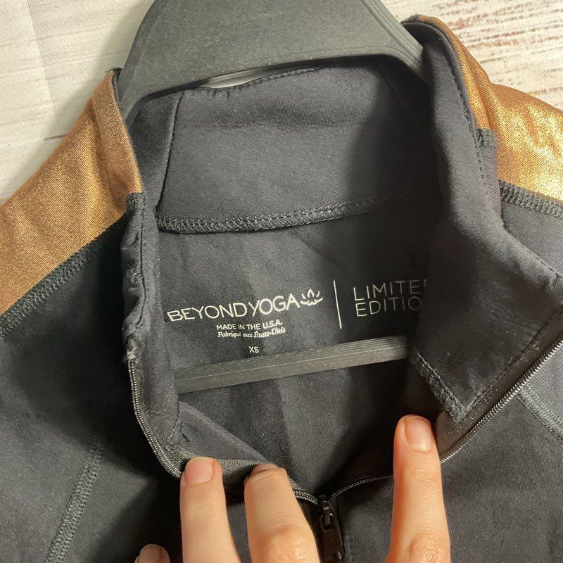 NWT Beyond Yoga Black/Gold Metallic Luxe Foil LMTD Edition Cropped Jacket sz XS