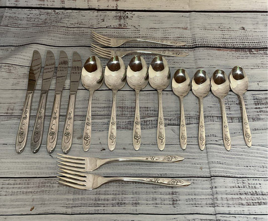 Meriden Silverplate Co. Silver Plated Beloved Lot Of 16 Flatware Set