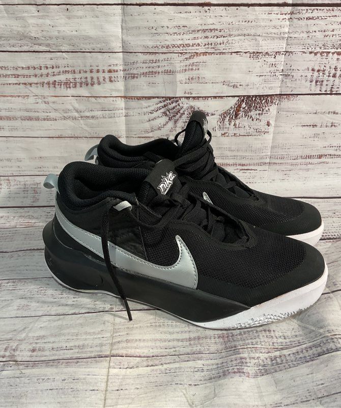 Nike Team Hustle D10 Low Black/Metallic Silver Kids 6Y CW6735 004