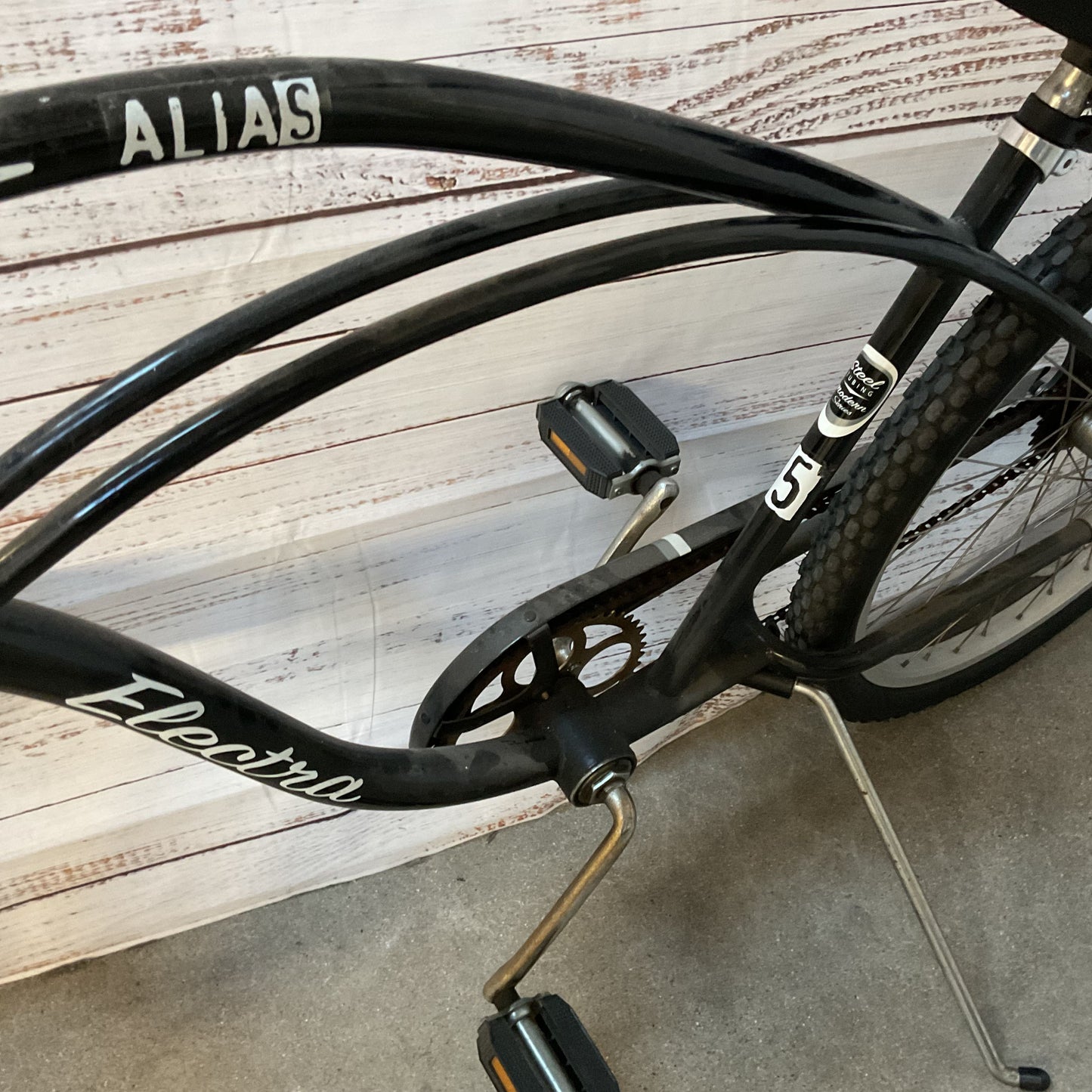 ELECTRA Alias Cruiser-1 Beach Cruiser Bike- 26 (WHEELS ARE FLAT)