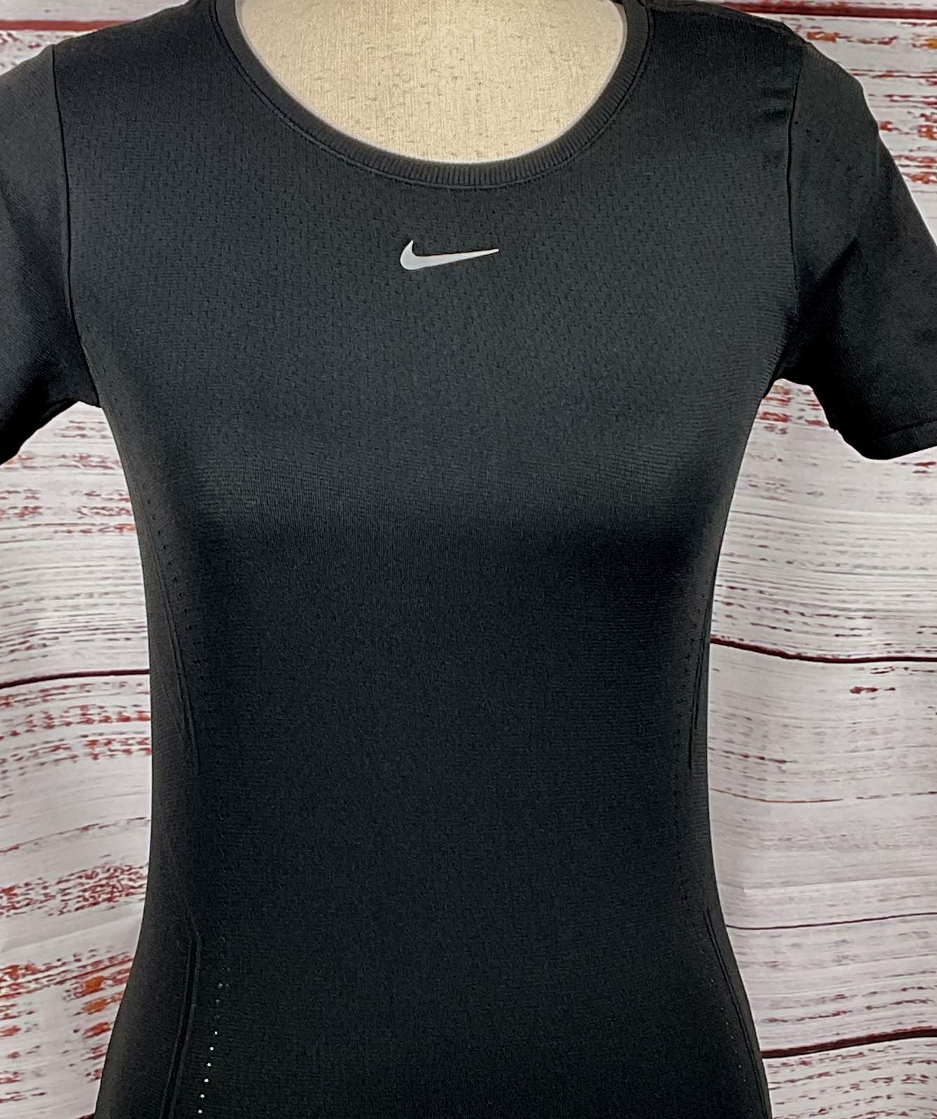 Nike Dri-FIT ADV Aura Slim-Fit Short-Sleeve Top Black XS