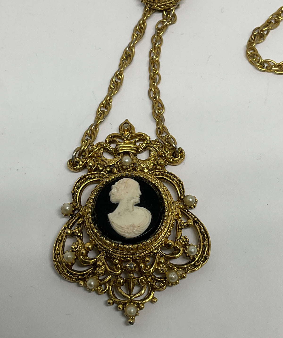 Unbranded Gold Tone Vintage Necklace Cameo Pendant