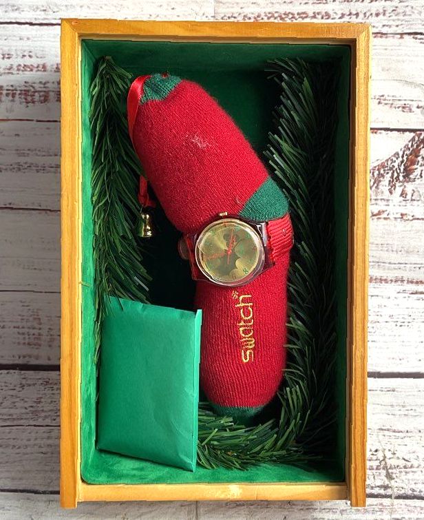Swatch 2004 Holly Joy Model GZ189 Christmas Special Edition Watch Red