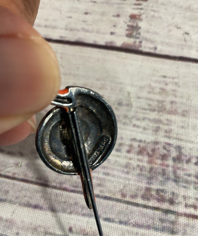 MMA Metropolitan Museum Of Art Silver Tone Orange Enamel Snail Stick Lapel Pin