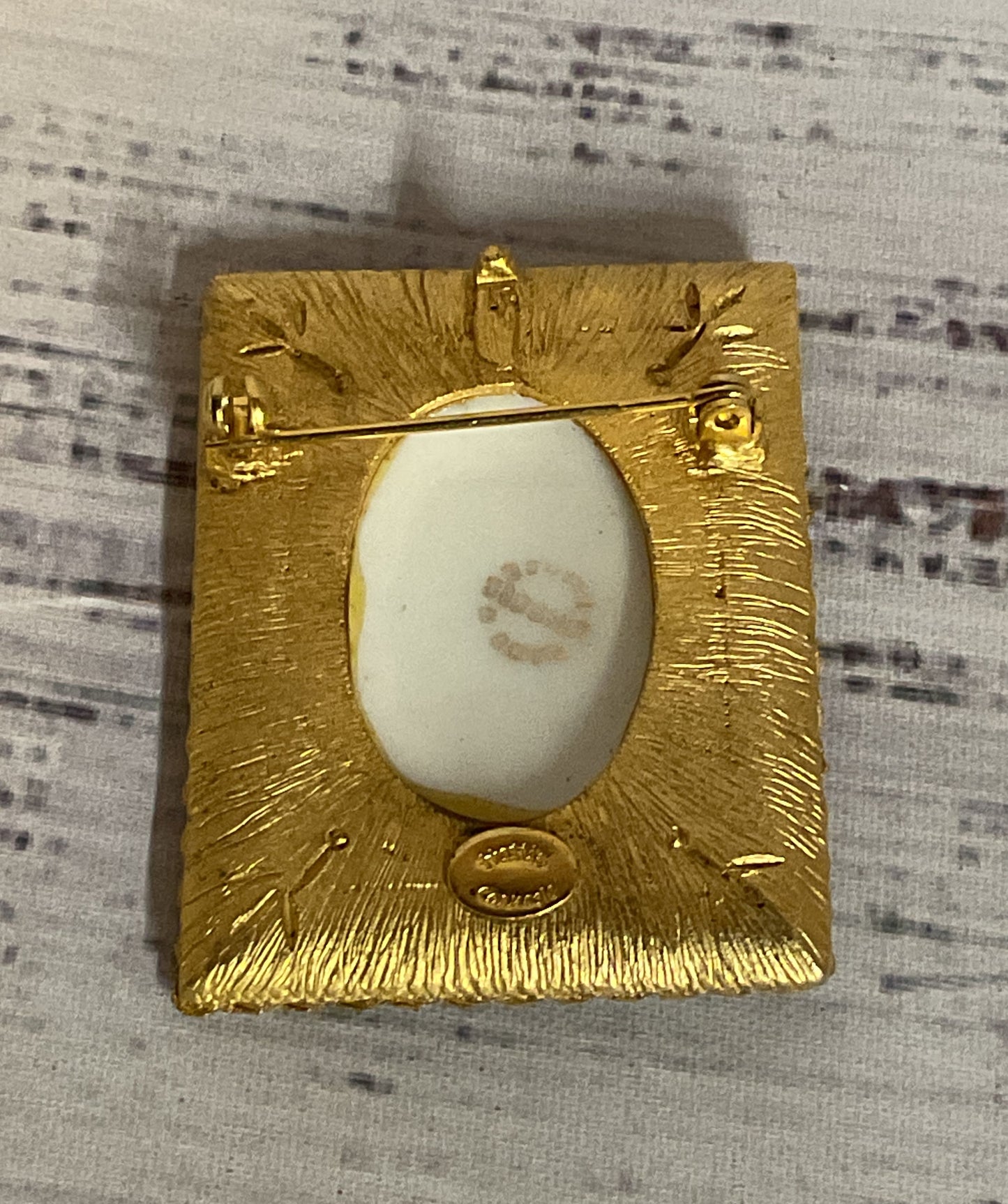 Hattie Carnegie Gold Tone Vintage Frame Brooch Hand painted Portrait AS IS