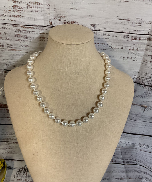 Faux Pearl Silver Clasp Vintage Necklace 17"