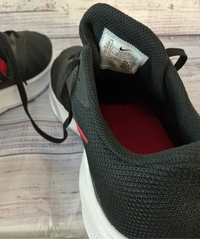 Men's Nike Downshifter 11 Bred Black W/red Sneakers Size 9.5